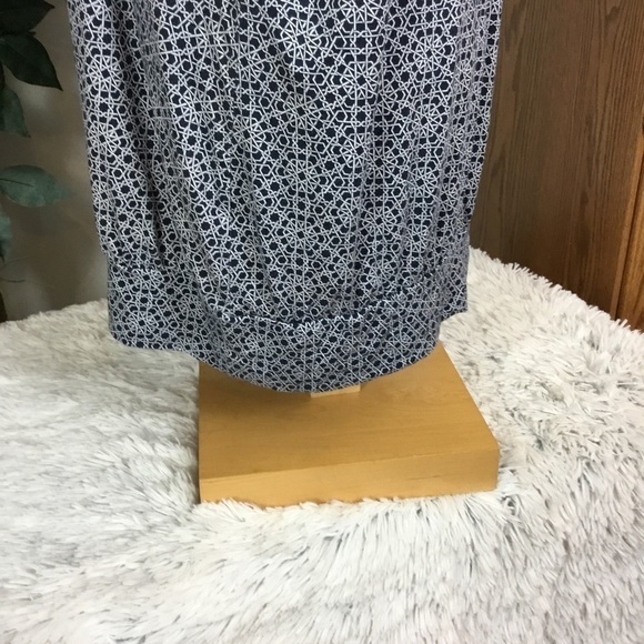 Lane Bryant 14/16 blue and white geometric patterned short sleeve blou… - Picture 7 of 16